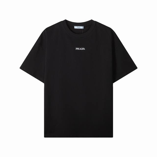 1203款，高端定制，独家最高品质版本Pra*家Logo刺绣圆领短袖T恤，采用独家定制290G原版1:1双股双纱纯棉面料，定织定染同缸无色差罗纹，定制1:1辅料