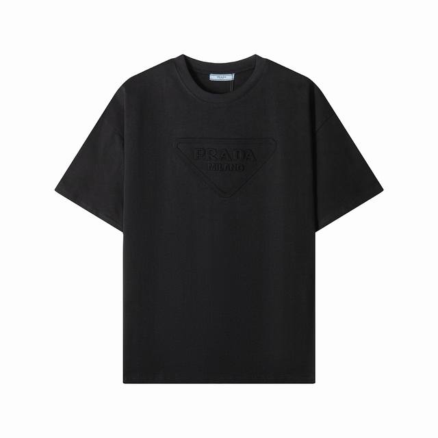 1202款，高端定制，独家最高品质版本Pra*家Logo压花圆领短袖T恤，采用独家定制290G原版1:1双股双纱纯棉面料，定织定染同缸无色差罗纹，定制1:1辅料
