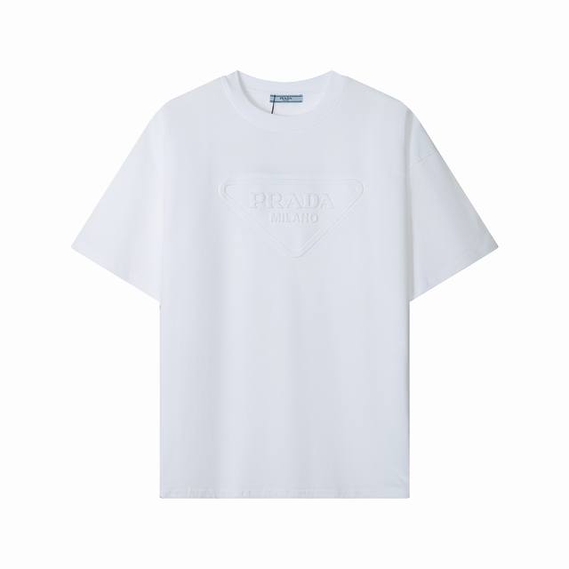 1202款，高端定制，独家最高品质版本Pra*家Logo压花圆领短袖T恤，采用独家定制290G原版1:1双股双纱纯棉面料，定织定染同缸无色差罗纹，定制1:1辅料