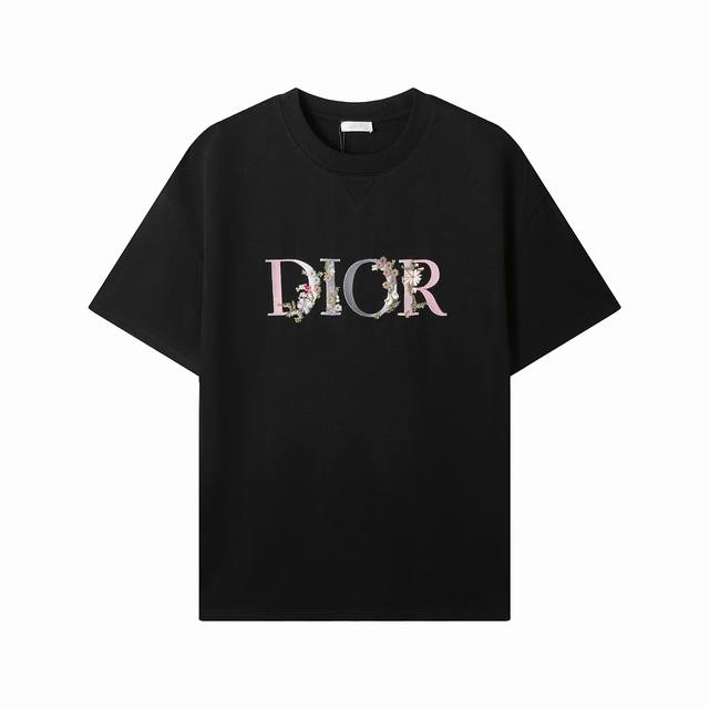 3202款，高端定制，独家最高品质版本Dio*家Logo刺绣圆领短袖T恤，采用独家定制290G原版1:1双股双纱纯棉面料，定织定染同缸无色差罗纹，定制1:1辅料