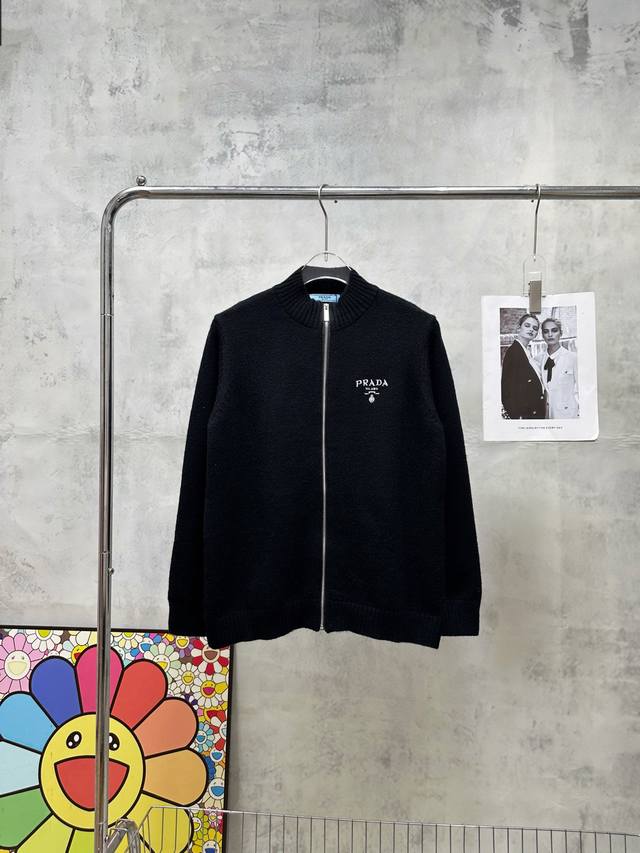 款号#Z118 普拉达字母小标刺绣针织外套 Prada专柜同步外套 采用定制定染纯棉 500Kg 精品针织面料 做前经过水洗工艺手感柔软厚实感十足 可机洗 耐高