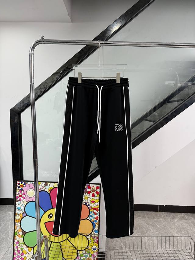 款号 Z168 罗意威小标刺绣包条织带直筒卫裤 Loewe官网Zp同步新款卫裤 面料采用450克重磅双股双纱复合面料 字母小标精美饱满刺绣字母工艺 侧边经典包条