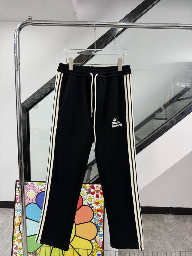款号 Z157 西太后刺绣字母织带直筒卫裤 Viviennewestwood 官网Zp同步新款卫裤 面料采用450克重磅双股双纱复合面料 经典字母刺绣三条杠织带