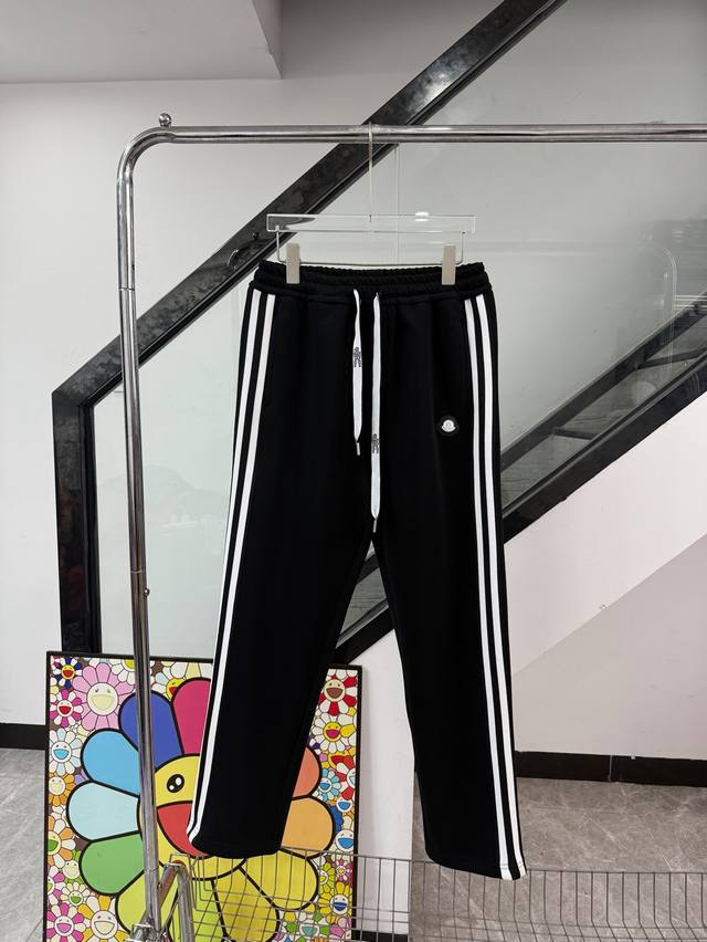 款号 Z152 蒙口铁标条纹抽绳织带直筒卫裤 Moncler 官网Zp同步新款卫裤 面料采用450克重磅双股双纱复合面料 经典蒙口铁标印花织带工艺 侧边双色经典