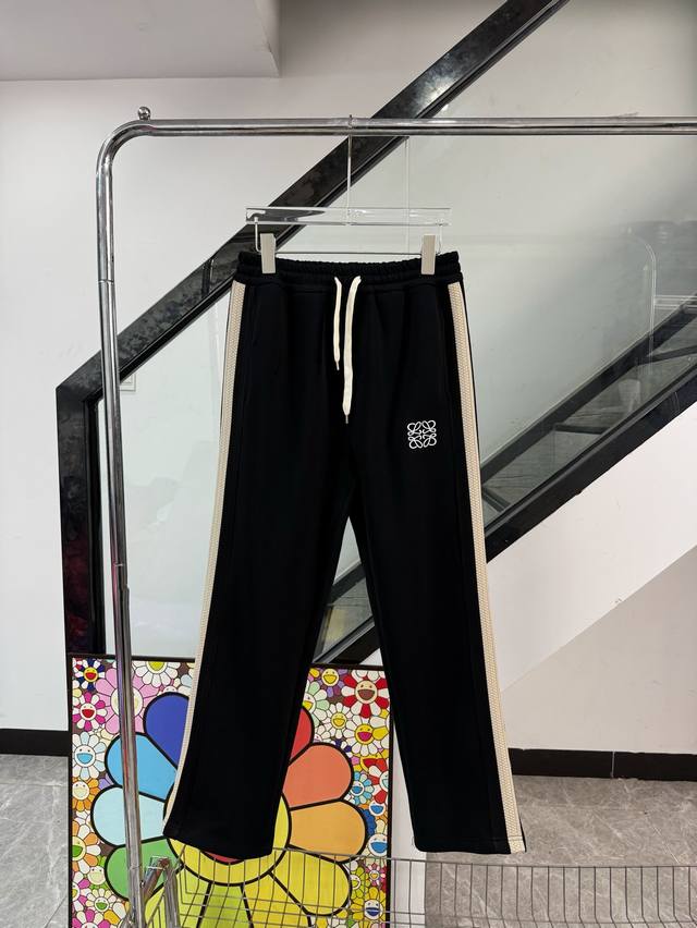 款号 Z151 罗意威刺绣双拼蜂窝织带直筒卫裤 Loewe官网Zp同步新款卫裤 面料采用450克重磅双股双纱复合面料 字母小标精美饱满刺绣字母工艺 侧边双拼蜂窝
