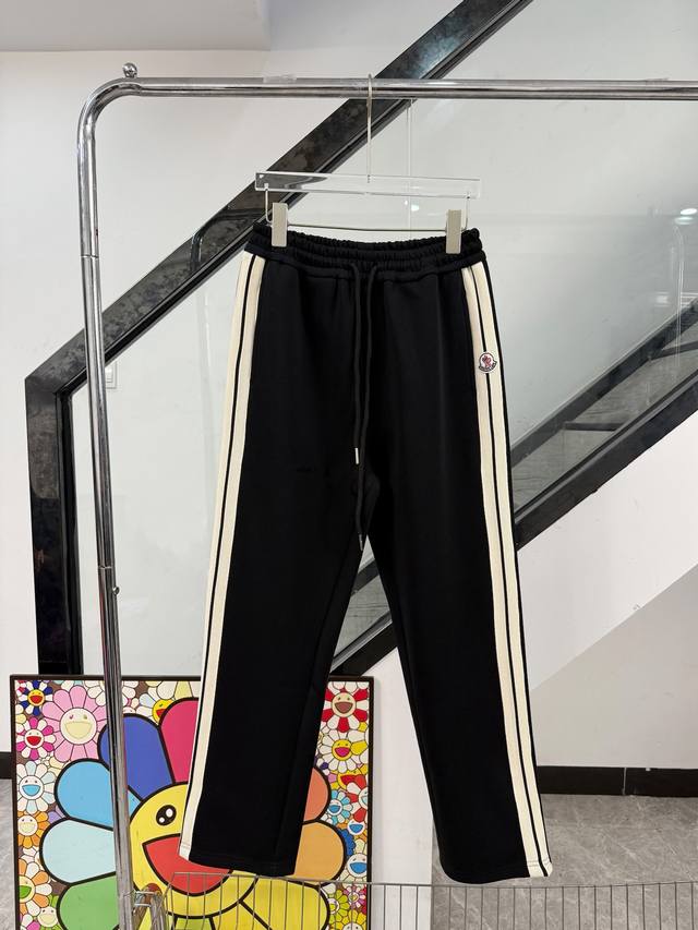 款号 Z146 蒙口织带错位经典小标直筒卫裤 Moncler 官网Zp同步新款卫裤 面料采用450克重磅双股双纱复合面料 字母小标错位织带缝制工艺 松紧抽绳腰设
