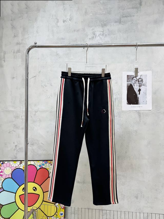 款号 Z126 蒙口标志刺绣彩色织带直筒卫裤 Moncler 官网Zp同步新款卫裤 面料采用450克重磅双股双纱复合面料 字母小标精美饱满刺绣字母工艺 松紧抽绳