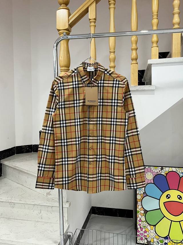 款号 W811 巴宝莉对格经典格子衬衫 Burberry专柜同步经典衬衫外套 激光专业对格对线裁剪大货 整体细节完美 内里与Zp一致包边包条 领口经过特殊处理