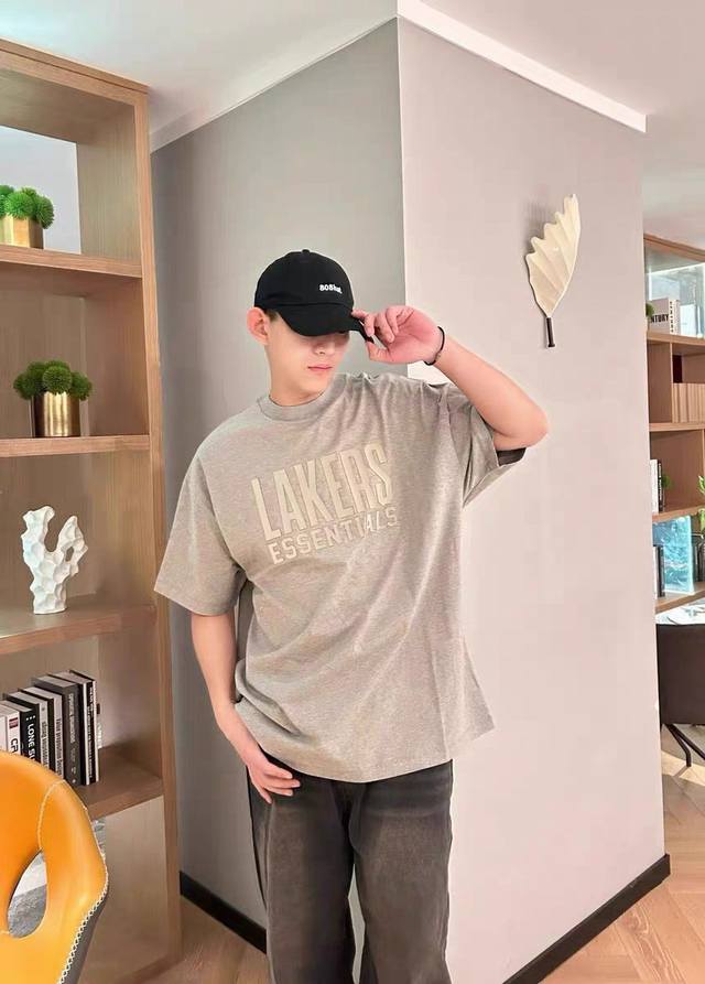 Fog-566 #Fear Of God Essentials X Nba 联名款 Ss25 Nba-Lakers 洛杉矶湖人队 字母印花图案圆领短袖T恤 男女