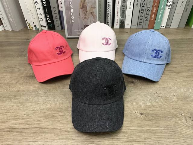 9738# #Chanel香奈儿软顶经典款棒球帽砖石刺绣侧标鸭舌帽显脸小休闲百搭情侣男女同款帽子# 可调节 颜色：蓝色 粉色 黑色 红色