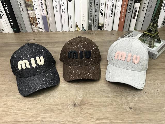 9715# #Miu Miu 硬顶棒球帽休闲户外鸭舌帽同款百搭帽子# 可调节 颜色：浅灰色 啡色 黑色