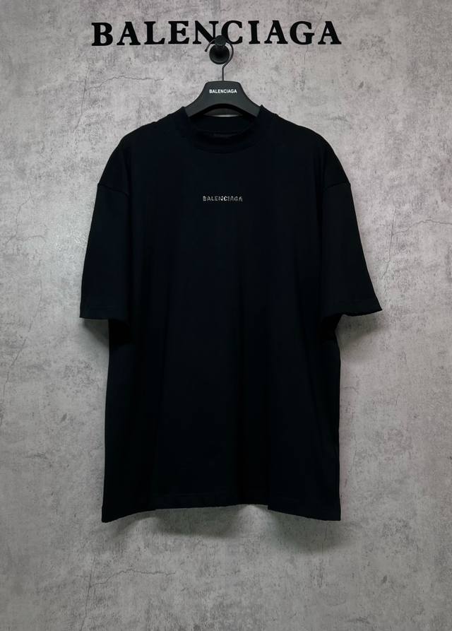 Balenciaga巴黎世家顶级版本1:1官网品质 前后字母烫钻洗水割破双层工艺短袖T恤 Balenciaga烫钻标识，结合磨破磨毛为升华不同光线 采用高温气蹦