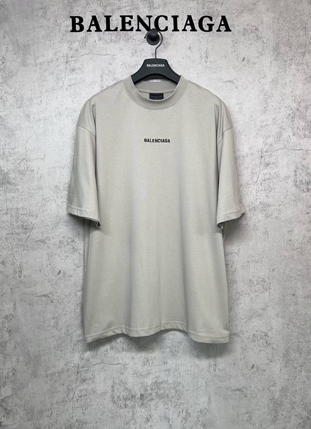 Balenciaga巴黎世家顶级版本1:1官网品质 前后英文字母印花+绣短袖 新配色短袖T恤 采用复古平纹面料，榻榻米绣运用于后幅刺绣图案，高精度运转的机械设备