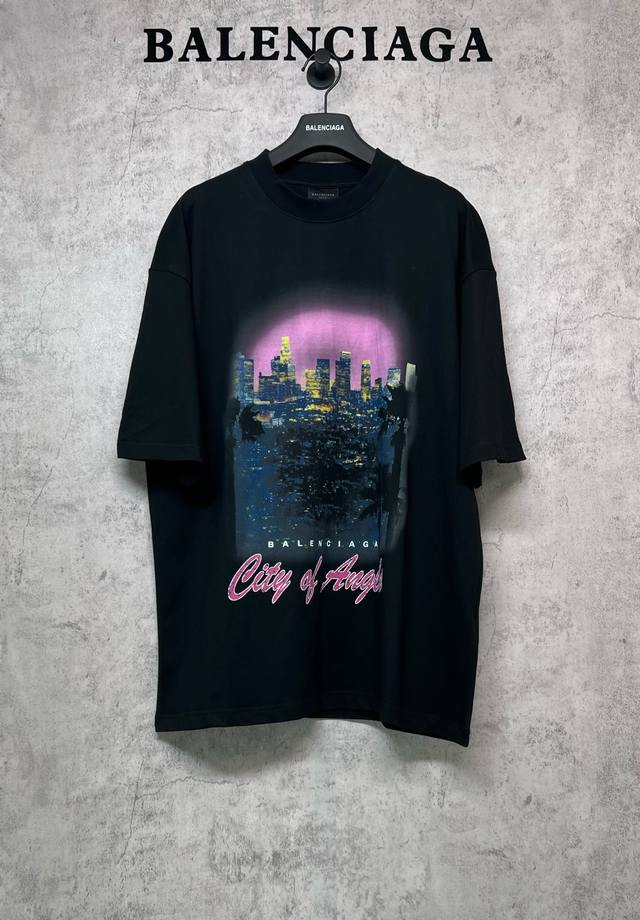 Balenciaga巴黎世家顶级版本1:1官网品质 洛杉矶 天使之城夜景康丽直喷印花成衣洗水短袖T恤 采用巴黎定制纯棉面料260G双纱精梳纯棉，十字螺纹圆领领口