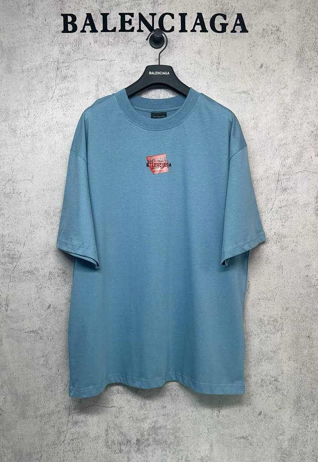 Balenciaga巴黎世家顶级版本1:1官网品质 前后凹凸字母遮挡胶带多层发泡印花短袖 面料260G双纱精梳纯棉 采用巴黎定制纯棉，十字螺纹圆领领口落肩线，自