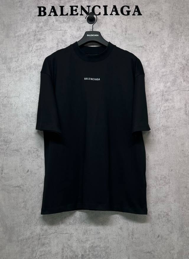 Balenciaga巴黎世家顶级版本1:1官网品质 前后英文反光烫画工艺短袖T恤 巧妙地将烫画与反光材料的特性结合，将已定制好的反光材料，通过热压，附着在面料上