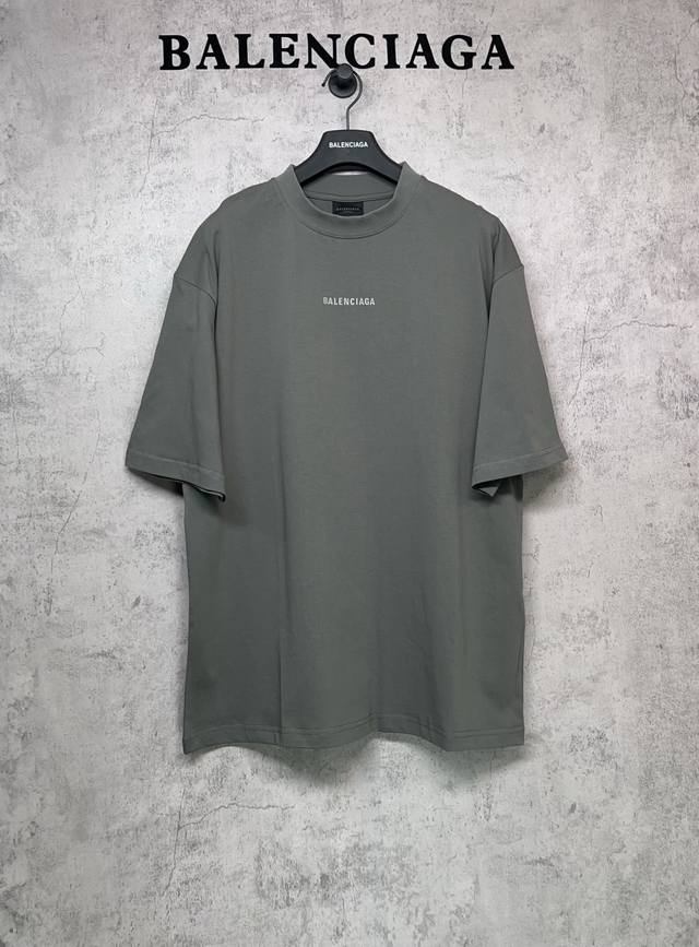Balenciaga巴黎世家顶级版本1:1官网品质 前后英文反光烫画工艺短袖T恤 巧妙地将烫画与反光材料的特性结合，将已定制好的反光材料，通过热压，附着在面料上