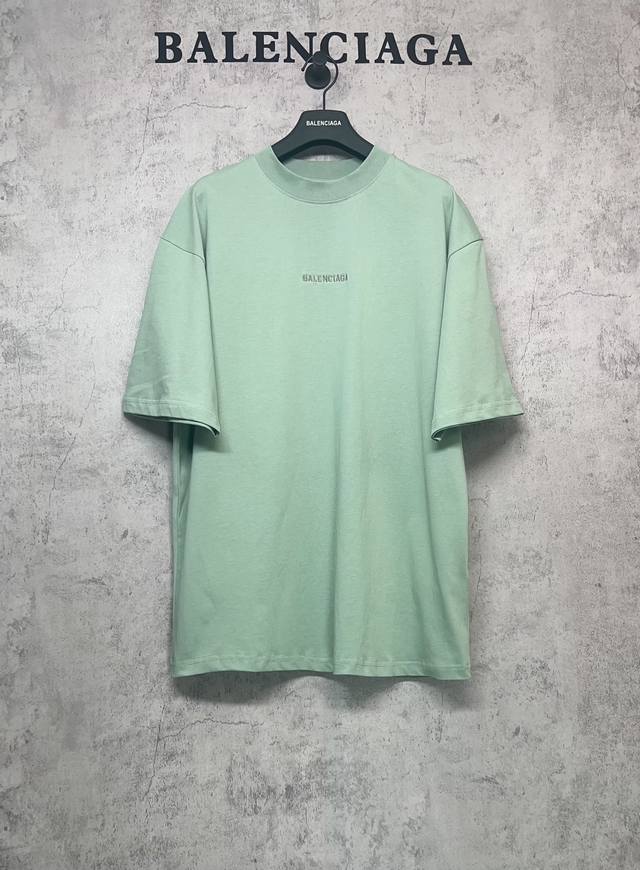 Balenciaga巴黎世家顶级版本1:1官网品质 巴黎世家薄荷绿英文刺绣标语短袖T恤 运用于后幅刺绣图案，高精度运转的机械设备打造榻榻米绣花了。采用定染丝光材