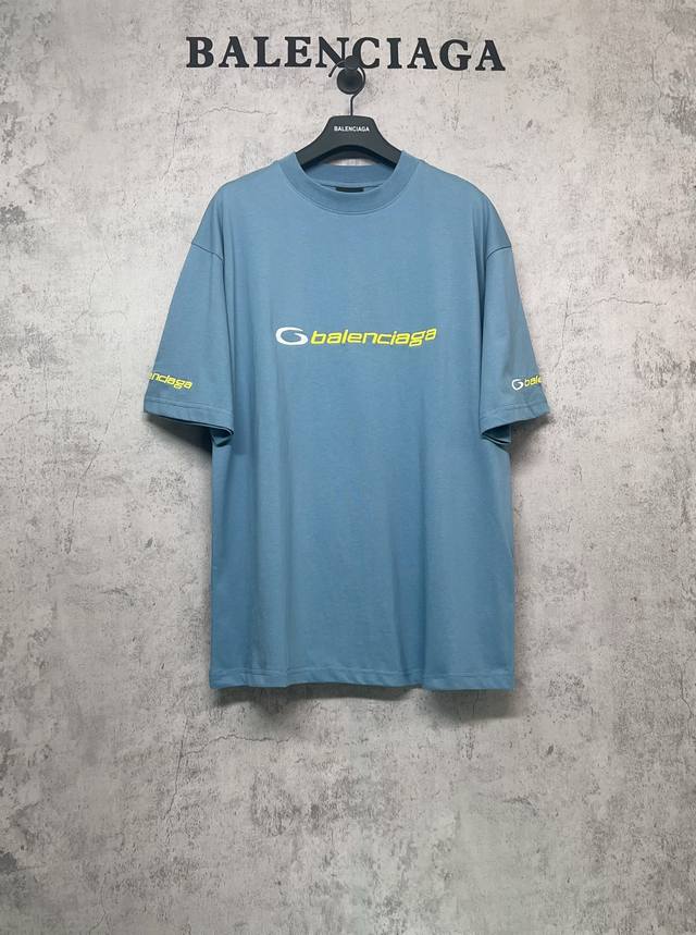 Balenciaga巴黎世家顶级版本1:1官网品质 巴黎世家英文字母标语前后左右袖字母刺绣短袖T恤 采用巴黎定制纯棉面料260G双纱精梳纯棉，十字螺纹圆领领口落