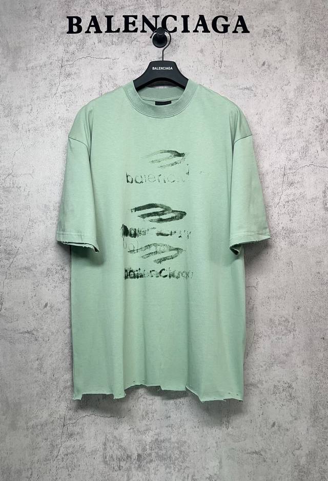 Balenciaga巴黎世家顶级版本1:1官网品质 25新款磨破白墨涂鸦手工磨烂剪边短袖T恤 前后面模糊图案白墨直喷洗水磨烂破坏做旧下摆手工打磨，成衣后炒色洗水