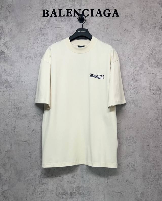 Balenciaga巴黎世家顶级版本1:1官网品质 可乐前后字母刺绣Logo短袖圆领T恤 刺绣区分：九万针的刺绣 细节满满，还原正品细节真的是用尽心机 面料26
