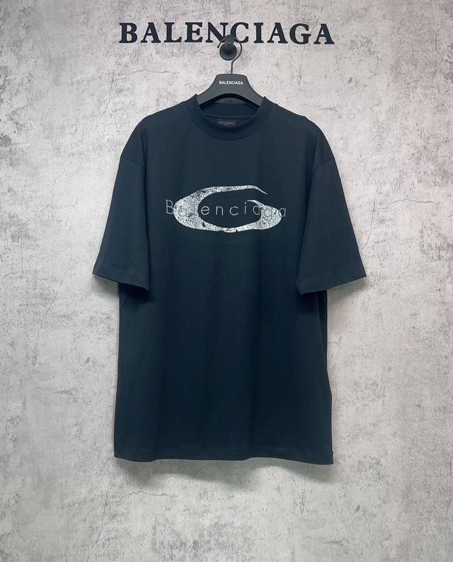 Balenciaga巴黎世家顶级版本1:1官网品质 经典Logo英文龟裂印花短袖T恤 领口 袖子手工磨边磨旧工艺 面料260G双纱精梳纯棉 采用巴黎定制纯棉，十