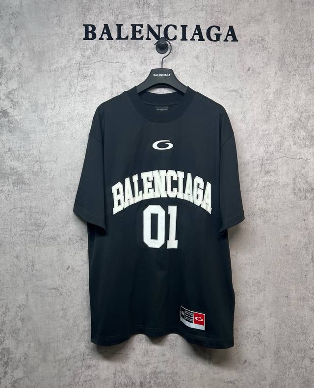 Balenciaga巴黎世家顶级版本1:1官网品质 复古01篮球衣服短袖 采用复古平纹针织面料，正面和背面饰以Basketball艺术作品刺绣，下摆巴黎世家章仔
