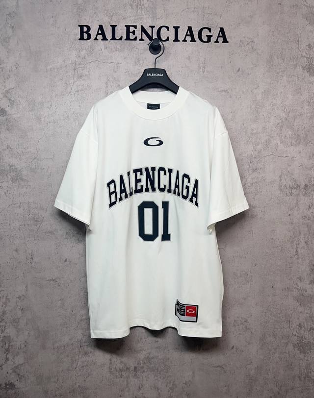 Balenciaga巴黎世家顶级版本1:1官网品质 复古01篮球衣服短袖 采用复古平纹针织面料，正面和背面饰以Basketball艺术作品刺绣，下摆巴黎世家章仔