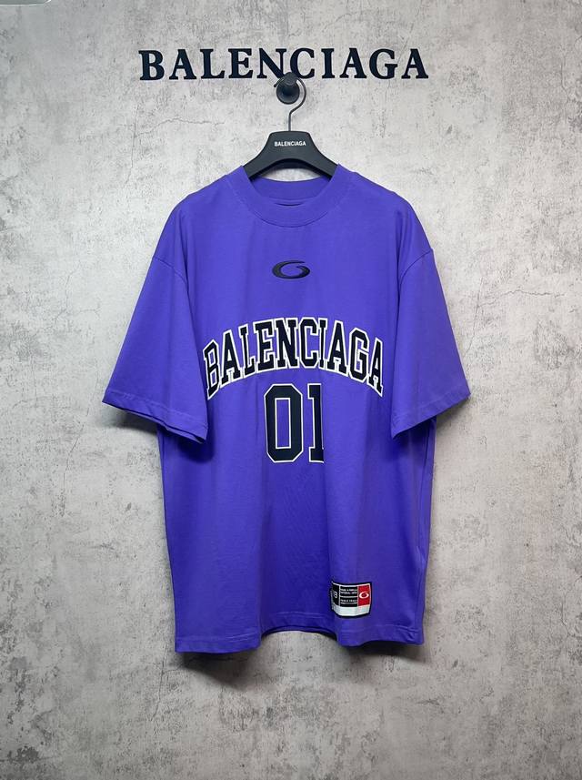 Balenciaga巴黎世家顶级版本1:1官网品质 复古01篮球衣服短袖 采用复古平纹针织面料，正面和背面饰以Basketball艺术作品刺绣，下摆巴黎世家章仔