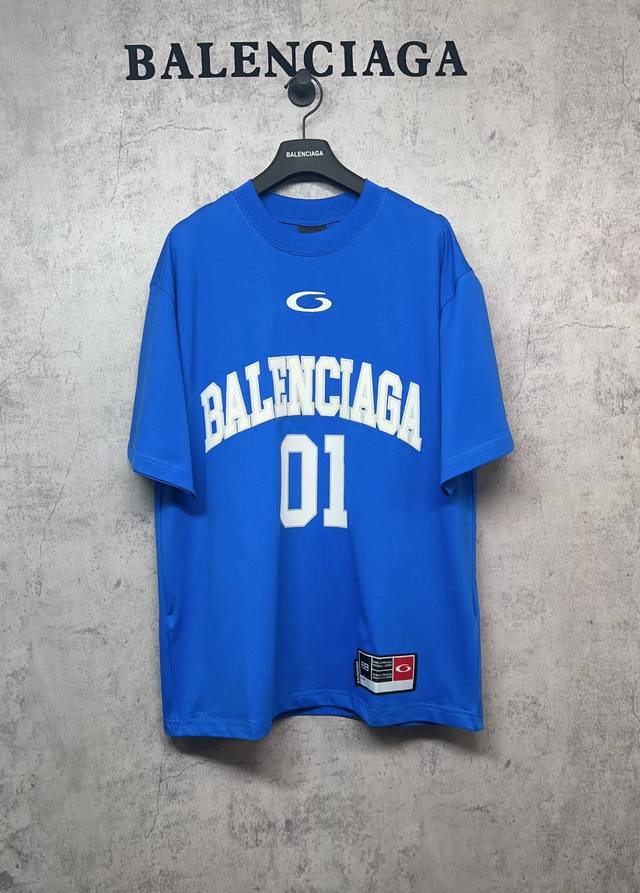 Balenciaga巴黎世家顶级版本1:1官网品质 复古01篮球衣服短袖 采用复古平纹针织面料，正面和背面饰以Basketball艺术作品刺绣，下摆巴黎世家章仔