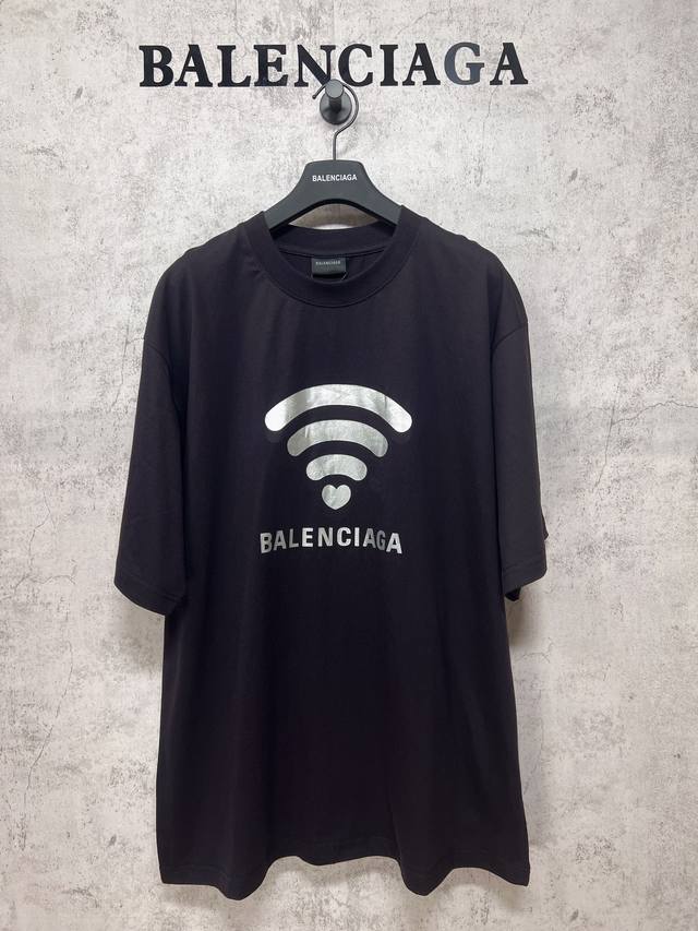 Balenciaga巴黎世家 顶级版本.官网品质 爱心无线Wifi印花短袖T恤 全棉双纱，克重240克 对色定染紫黑色，紫黑色是一种冷色系的深色调，它是紫色和黑