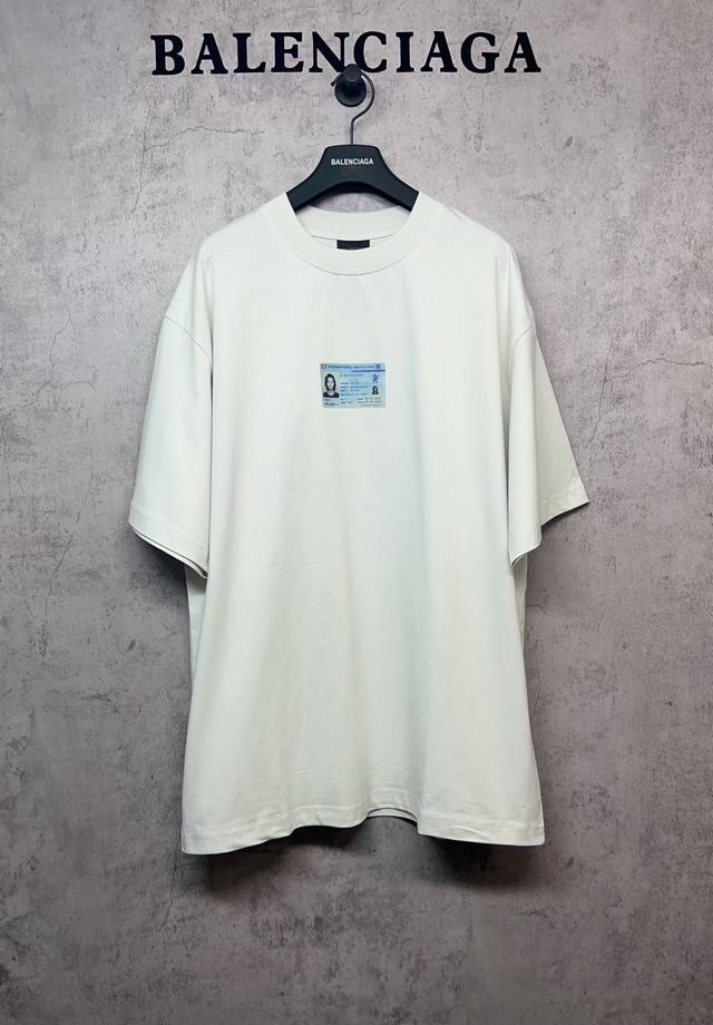 Balenciaga 巴黎世家顶级版本 官网品质 新款身份证件卡片加厚制作工艺件数码印短袖T恤. 全棉面料260G双纱精梳纯棉 采用巴黎定制纯棉，十字螺纹圆领口