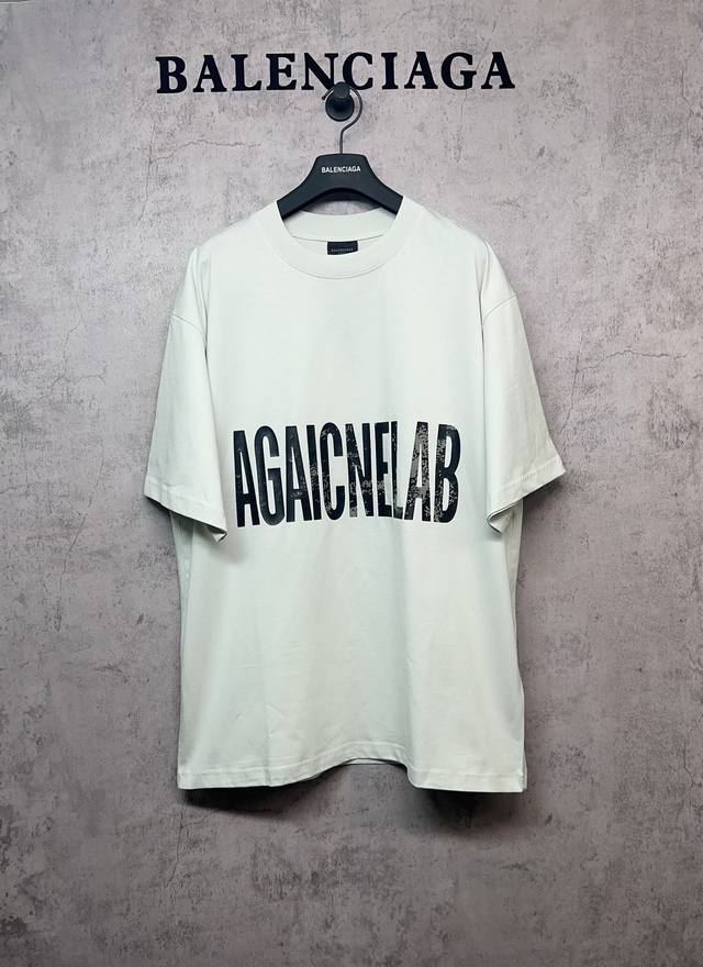Balenciaga 巴黎世家顶级版本 官网品质 新款做旧龟裂反向字母工艺印花短袖T恤. 全棉面料260G双纱精梳纯棉 采用巴黎定制纯棉，十字螺纹圆领口，自上而