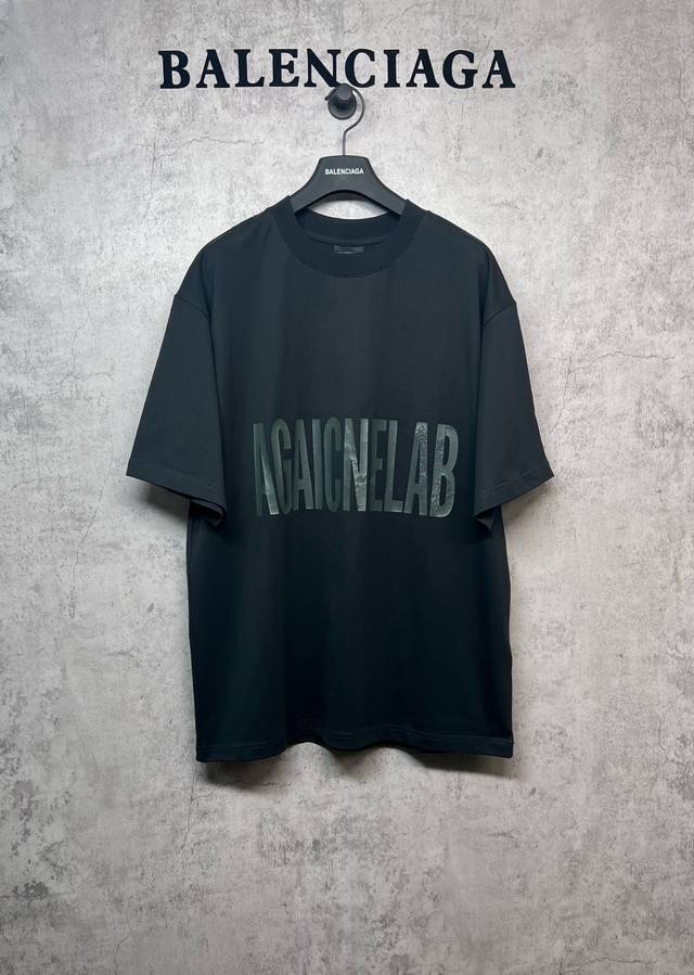 Balenciaga 巴黎世家顶级版本 官网品质 新款做旧龟裂反向字母工艺印花短袖T恤. 全棉面料260G双纱精梳纯棉 采用巴黎定制纯棉，十字螺纹圆领口，自上而