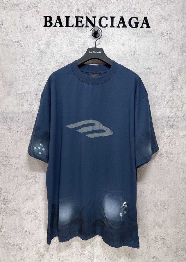 Balenciaga巴黎世家顶级版本1:1官网品质 3B泥巴手绘磨烂水洗做旧水泥大M标手绘短袖T恤 印花采用康丽直喷 前后直喷真的贵上天了 此款是我做过最贵的印