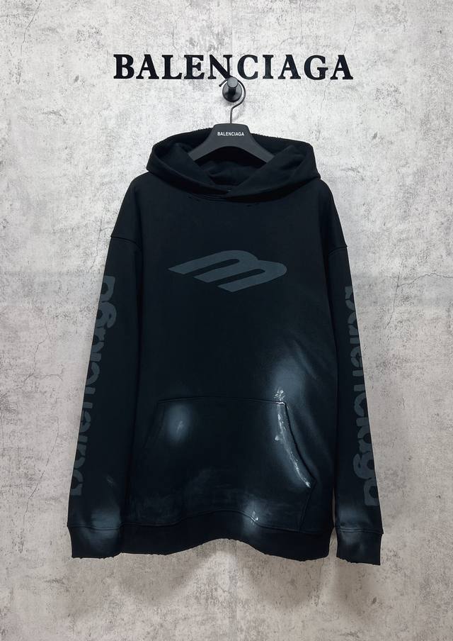 Balenciaga巴黎世家顶级版本1:1官网品质 前后水泥大M标手绘连帽卫衣 新主麦上身 印花采用康丽直喷 前后直喷真的贵上天了 此款是我做过最贵的印花 水泥