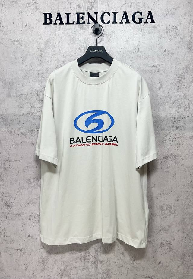 Balenciaga巴黎世家顶级版本1:1官网品质 Logo直裂印花成衣磨烂做旧短袖T恤，砖柜同步. 定织定染纯棉柔软面料，前后幅印花字母做旧龟裂效果，成衣领口