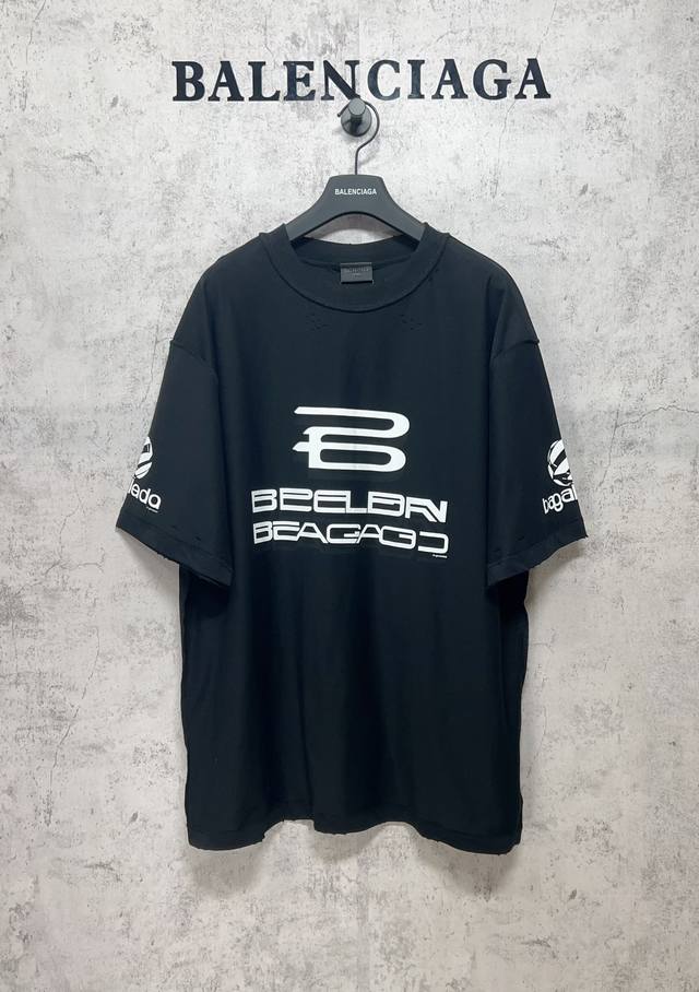 Balenciaga巴黎世家顶级版本1:1官网品质 赛车道短袖T恤，椭圆机印花细腻 图案部份采用涂鸦风格 多工艺字体结合，正面 背面和衣袖饰以Al艺术作品印花，