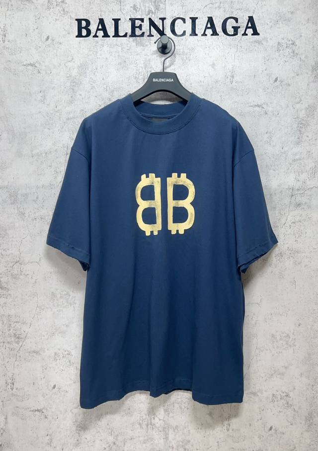 Balenciaga巴黎世家顶级版本1:1官网品质 新款前后双B比特币印花短袖T恤 比特币彩拔工艺 网点+胶浆的融合 只有进口椭圆机才能展现出来 面料260G双