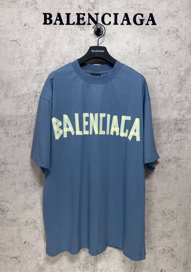 Balenciaga巴黎世家顶级版本1:1官网品质 美纹纸胶带印花短袖T恤 成衣水洗磨烂做旧，胶带质感和背后黄色胶带感觉都是经过多次调试才出来，洗后克重260G