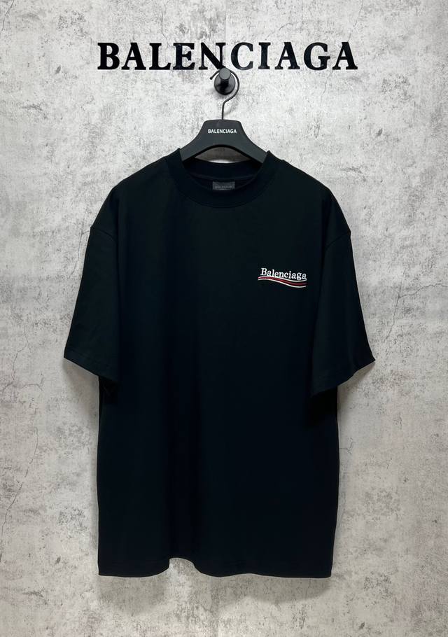 Balenciaga巴黎世家顶级版本1:1官网品质 可乐字母刺绣Logo短袖圆领T恤 刺绣区分：田岛的机器就是牛 九万针的刺绣 细节满满 还原正品细节真的是用尽