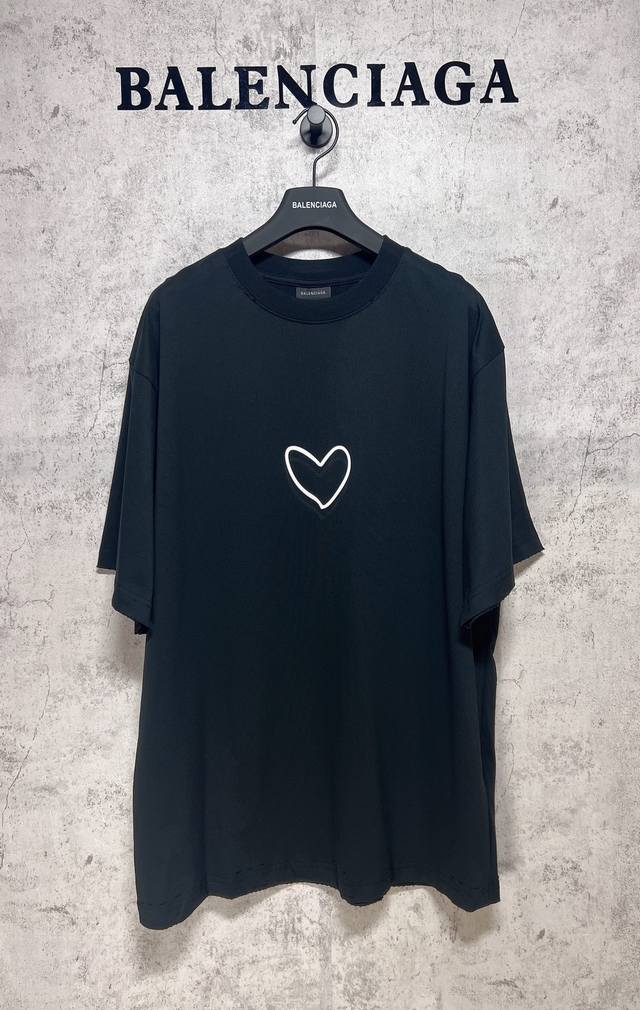 Balenciaga巴黎世家 顶级版本1:1官网品质 24Ss最新七夕限定款爱心图案Logo硅胶短袖T恤 本印花前后进口硅胶还原凹凸感手绘心形英文图案，洗水 割