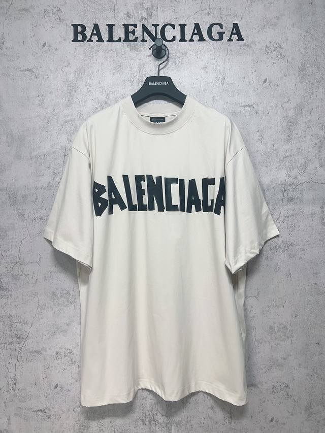 Balenciaga巴黎世家 顶级版本1:1官网品质 美纹胶带短袖T恤 面料颜色、官网同步、克重240G。原版订染前幅采用椭圆机丝网+数码直喷一体化机器打印，进
