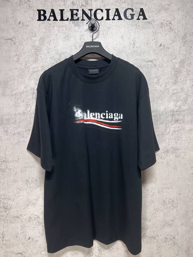 Balenciaga巴黎世家 顶级版本.官网品质 模糊溶解可乐海浪短袖T恤 定织定染240G精梳棉，成衣水洗处理，进口白墨数码直喷工艺，经典的海浪图案也做了模糊