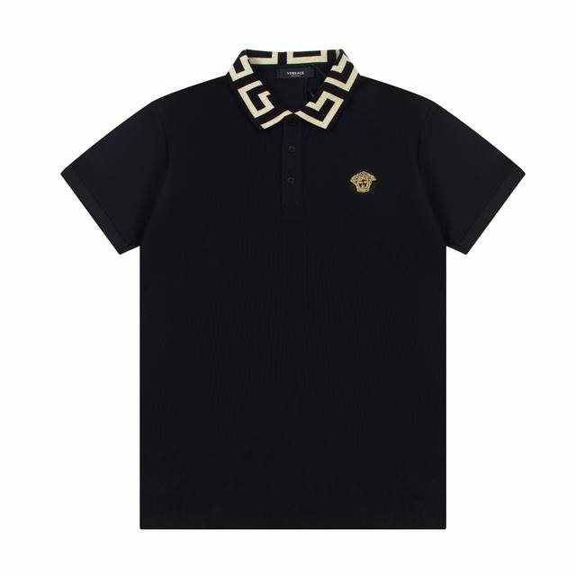 范思哲春夏翻领Polo衫新款 领口织带金色刺绣Logo田岛刺绣工艺，领子拼织设计，定制字母标识纽扣，细节到位，采用棉质珠地布制成，手感舒适，三标齐全 颜色：黑色