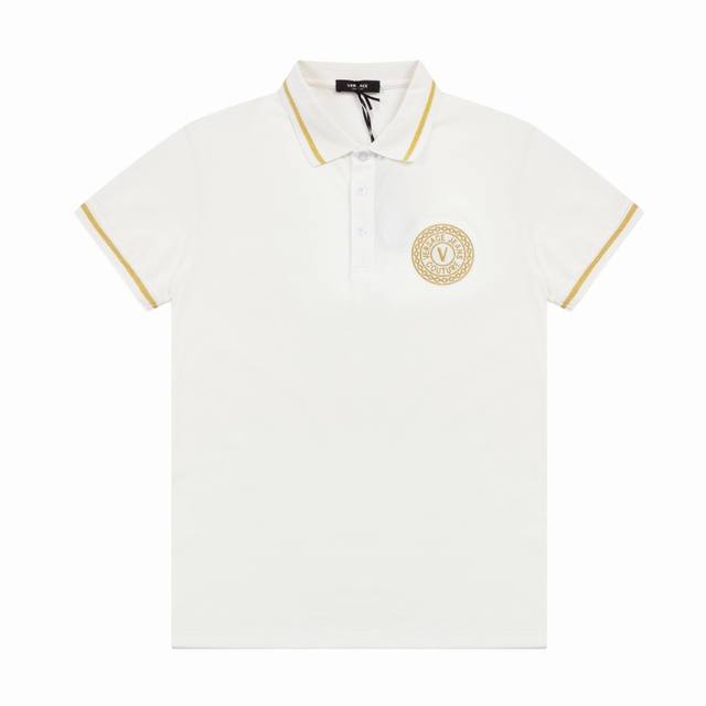 范思哲春夏翻领Polo衫新款 领口织带金色刺绣Logo田岛刺绣工艺，领子拼织设计，定制字母标识纽扣，细节到位，采用棉质珠地布制成，手感舒适，三标齐全 颜色：黑色