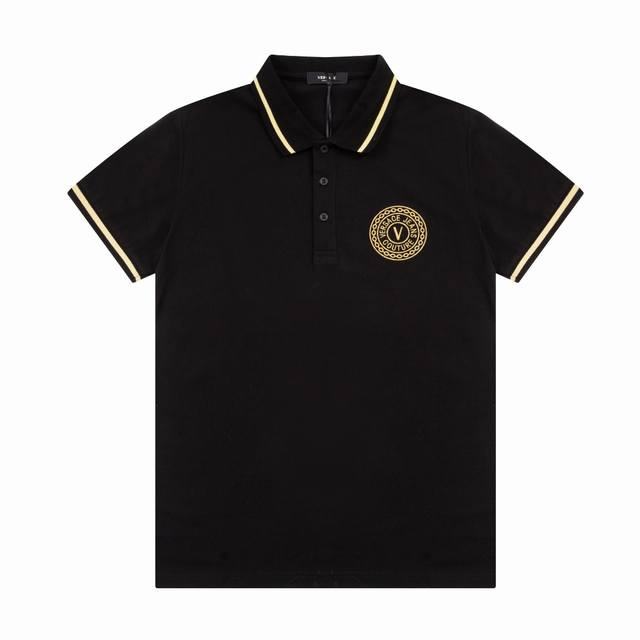 范思哲春夏翻领Polo衫新款 领口织带金色刺绣Logo田岛刺绣工艺，领子拼织设计，定制字母标识纽扣，细节到位，采用棉质珠地布制成，手感舒适，三标齐全 颜色：黑色