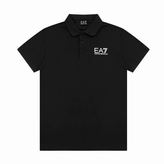 阿玛尼春夏翻领Polo衫新款，侧胸刺绣工艺，定制字母标识纽扣，细节到位，采用棉质珠地布制成，手感舒适，三标齐全 颜色：黑色 白色 绿色 尺码：M-Xxxl