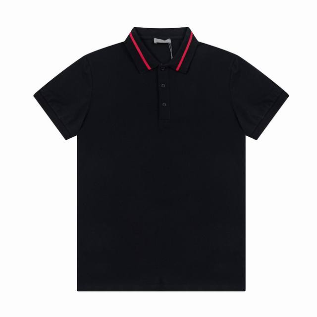 Dior新款翻领短袖Polo衫 后领口字母标识 定制字母标识纽扣，细节到位，采用 100% 棉质珠地布制成，手感舒适，配备用扣，三标齐全 颜色：黑色 杏色 尺码