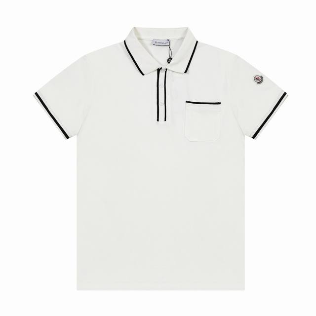 蒙口新款翻领短袖Polo衫 侧胸口袋，袖口铃铛标志 定制字母标识纽扣，细节到位，采用 100% 棉质珠地布制成，手感舒适，配备用扣，三标齐全 颜色：黑色 白色